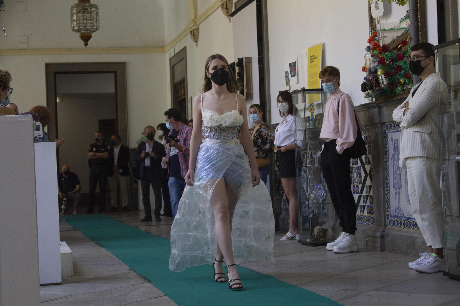 Fotos del desfile de ropa reciclada en Granada