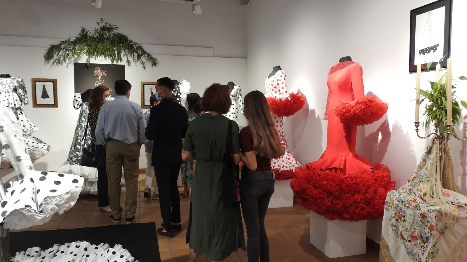 Visitantes el día de la inauguración de la exposición 'Rafaela'.