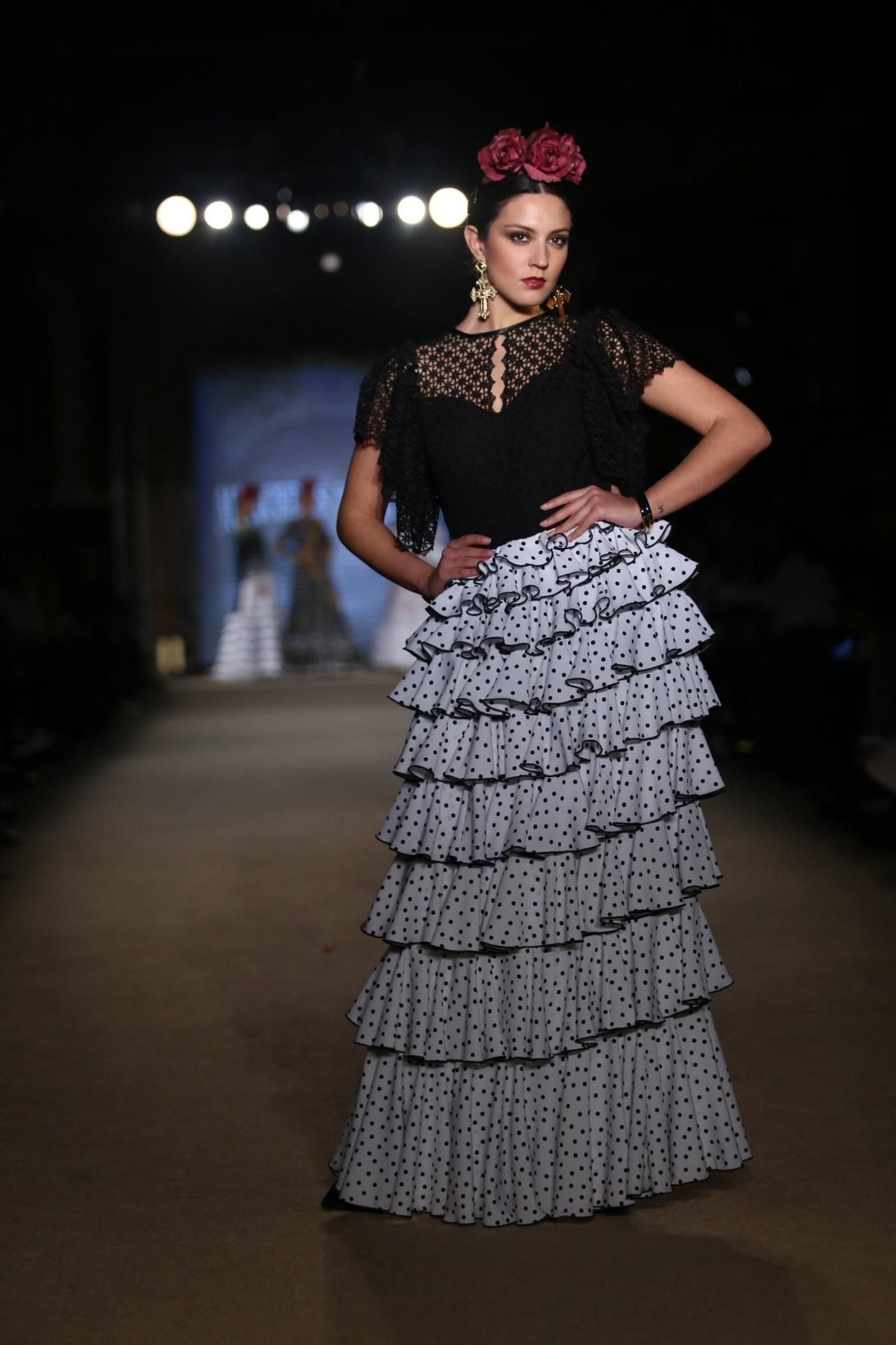 Cómo llevar el traje de flamenca blanco y negro esta temporada