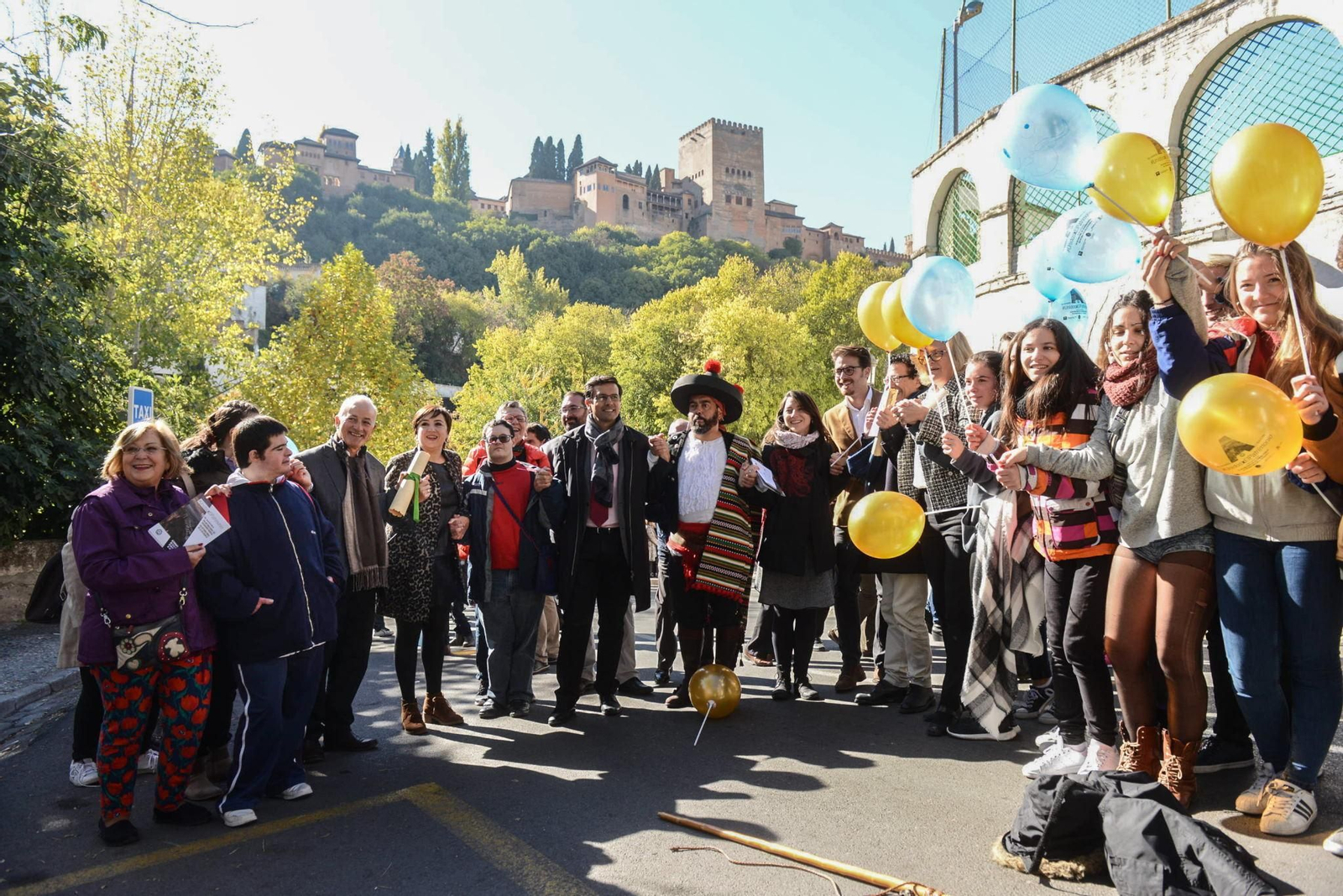 1. Decenas de escolares e integrantes de asociaciones participaron en el abrazo simbólico entre la Alhambra y el Albaicín a través de la Cuesta del Chapiz. 2, 3, 5 y 6. La presentación de las actividades para celebrar el Día Internacional del Patrimonio Mundial contó con acrobacias y flamenco.  3. Manuel M. Mateo interpretó al histórico vecino del barrio, Chorrojumo.