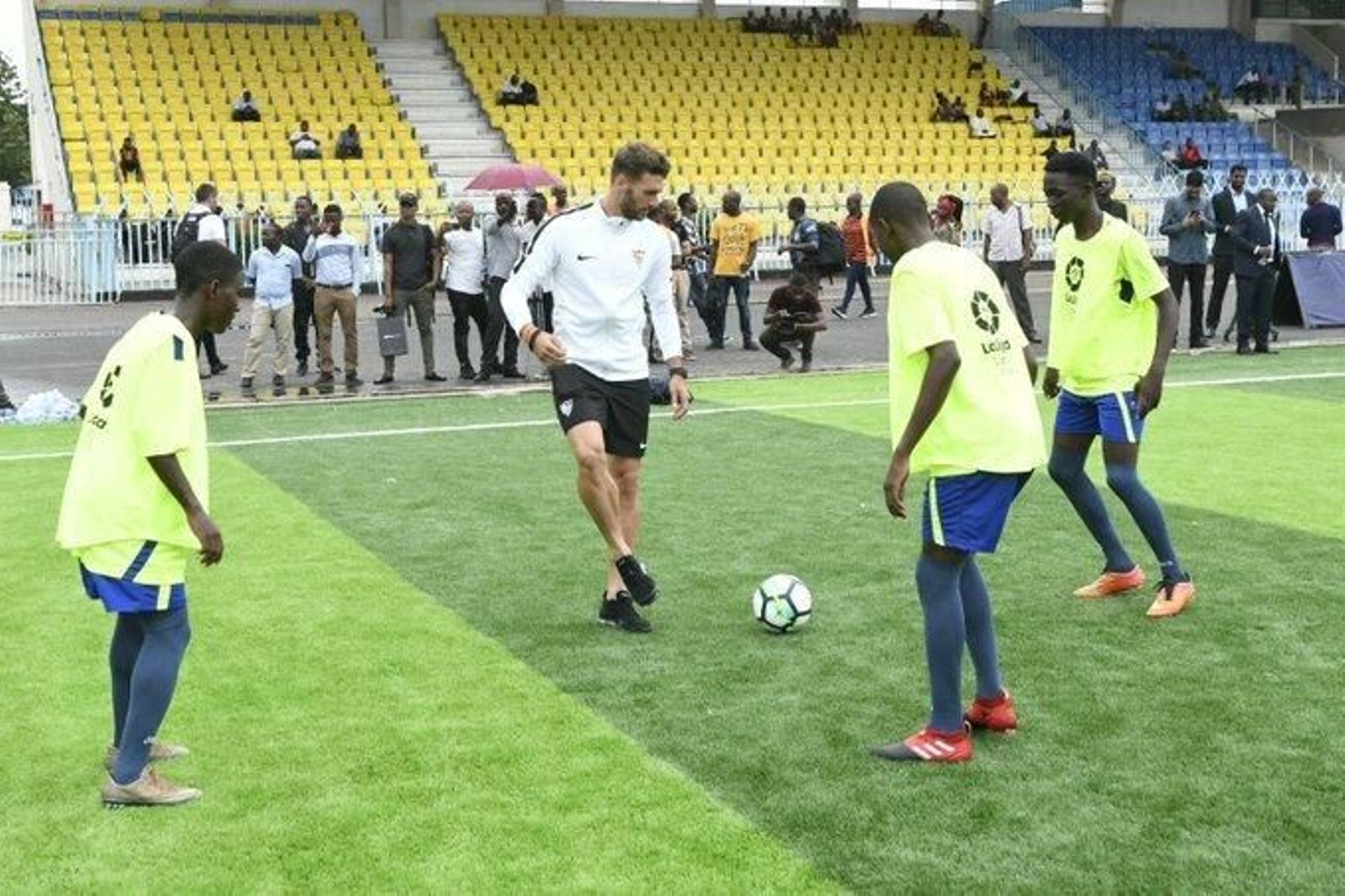Sergi Gómez, en un rondo con los futbolistas del Bom Bom FC