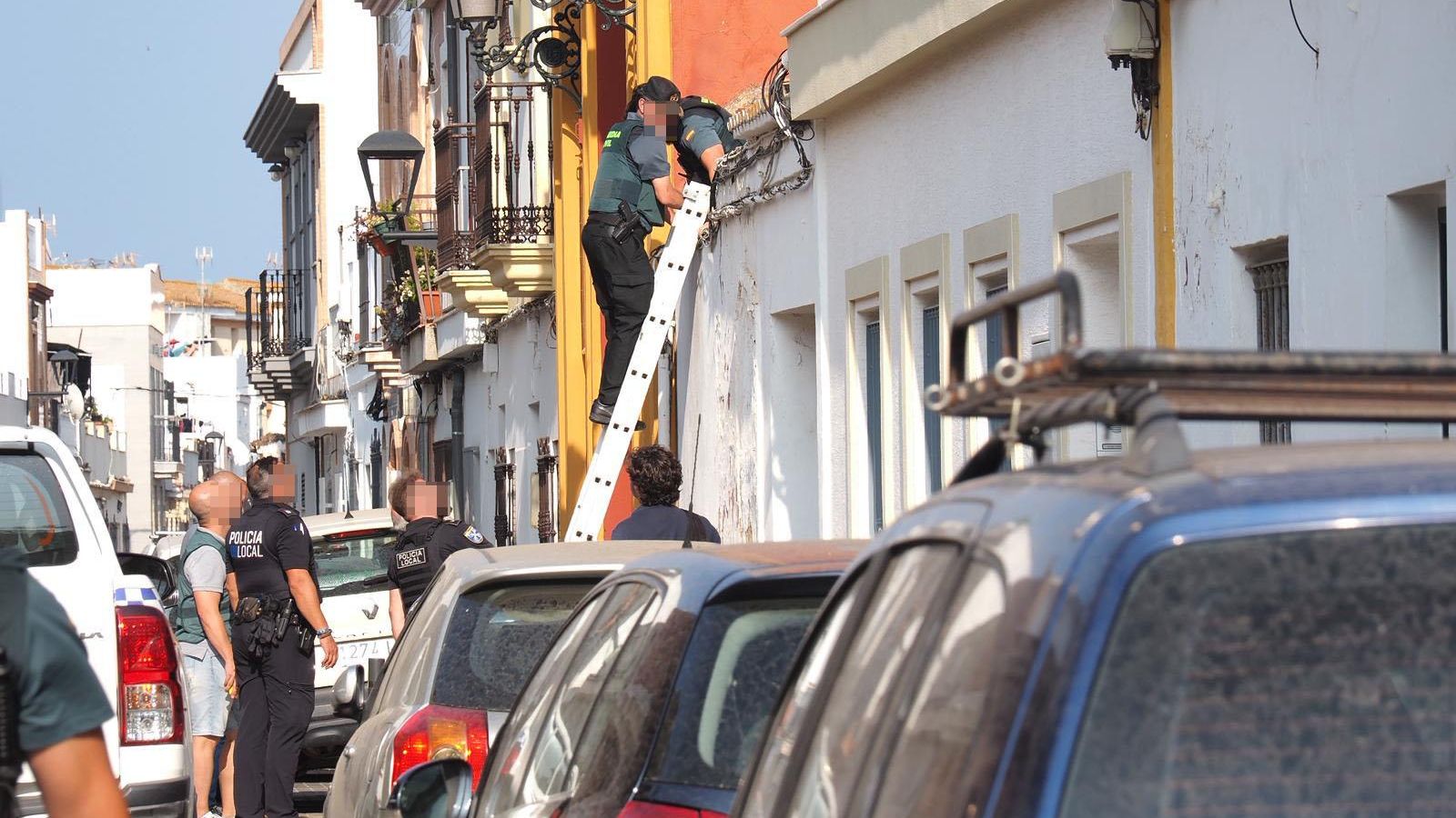 Agentes de la Guardia Civil tratan de acceder a una vivienda desde una calle aledaña al lugar del tiroteo mortal en Isla Cristina este miércoles. Agentes de la Guardia Civil tratan de acceder a una vivienda desde una calle aledaña al lugar del tiroteo mortal en Isla Cristina este miércoles.
