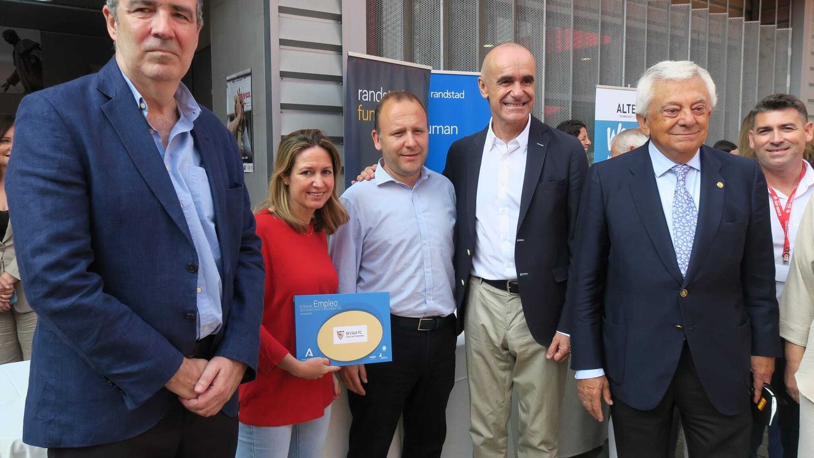 El comisionado, Jaime Bretón, con el alcalde de Sevilla, Antonio Muñoz, y el empresario Ramón Contreras.