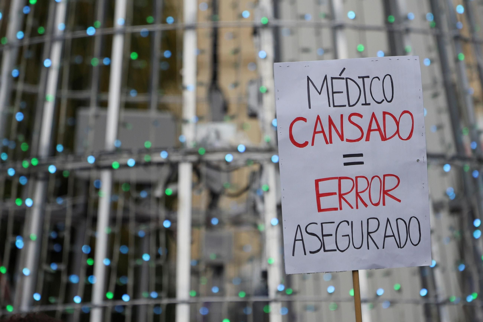 Uno de los carteles portados por los facultativos en Málaga, durante una manifestación por la huelga de médicos.