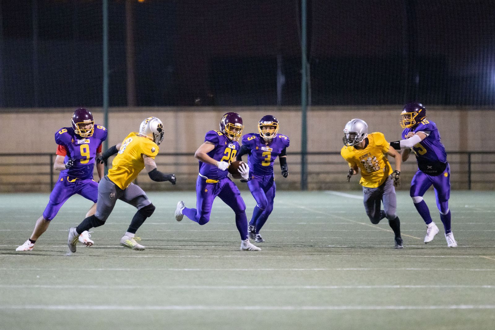 El RB de Sevilla Linces intenta escapar de la presión canaria.