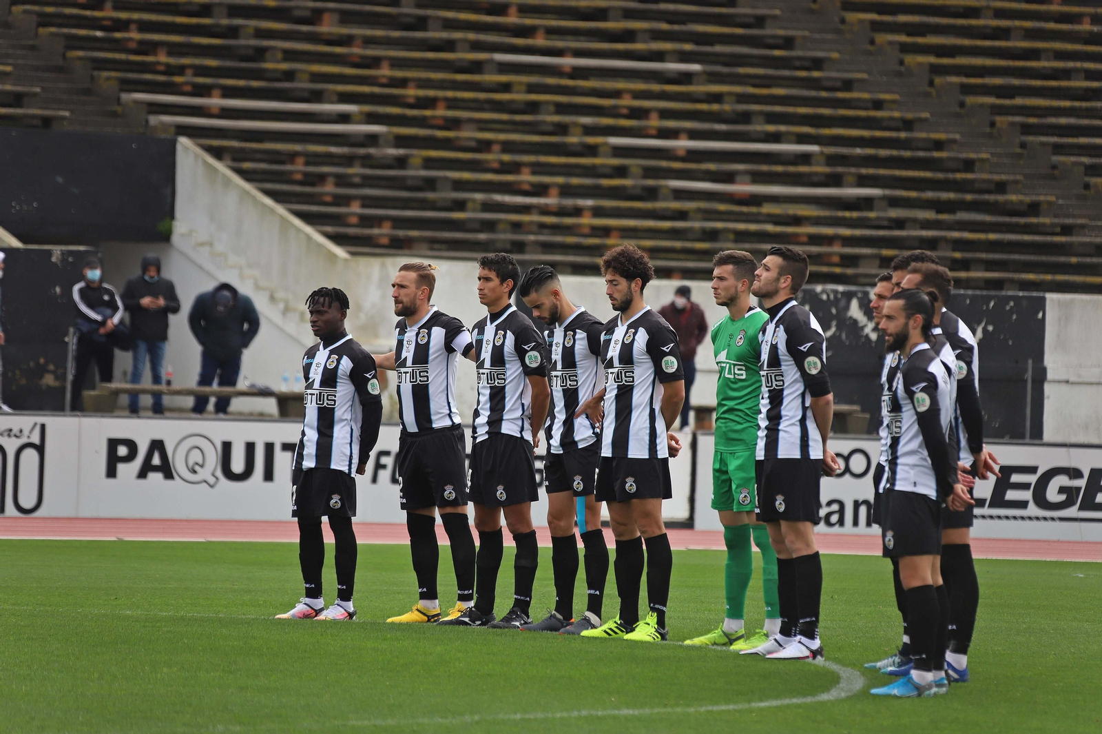 El once inicial de la Balona, el pasado domingo durante el minuto de silencio previo