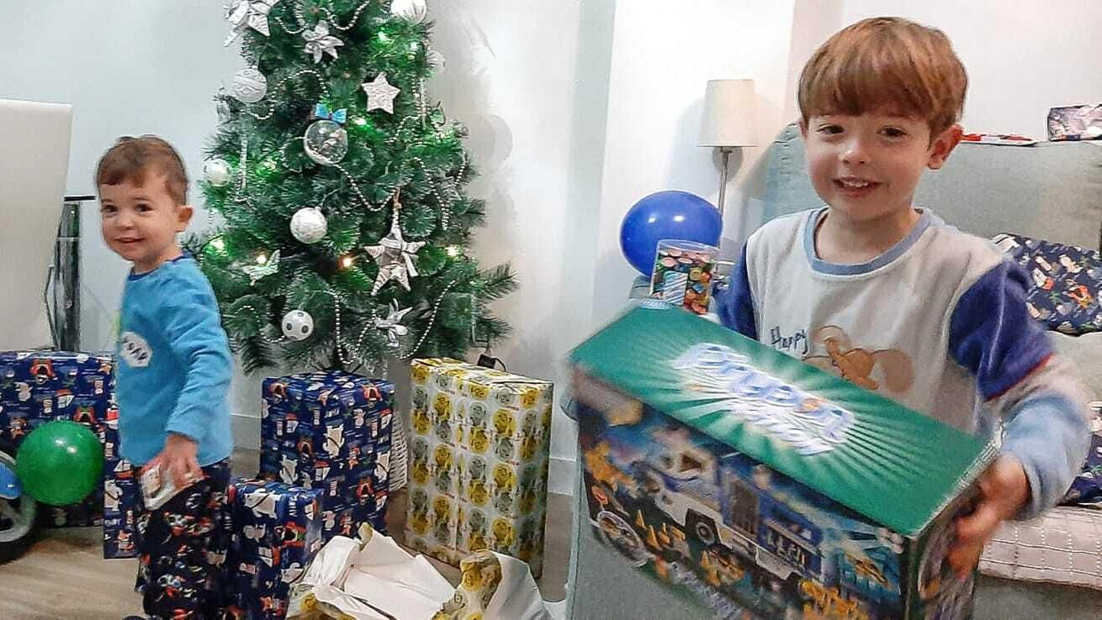 Imágenes de niños con sus juguetes.