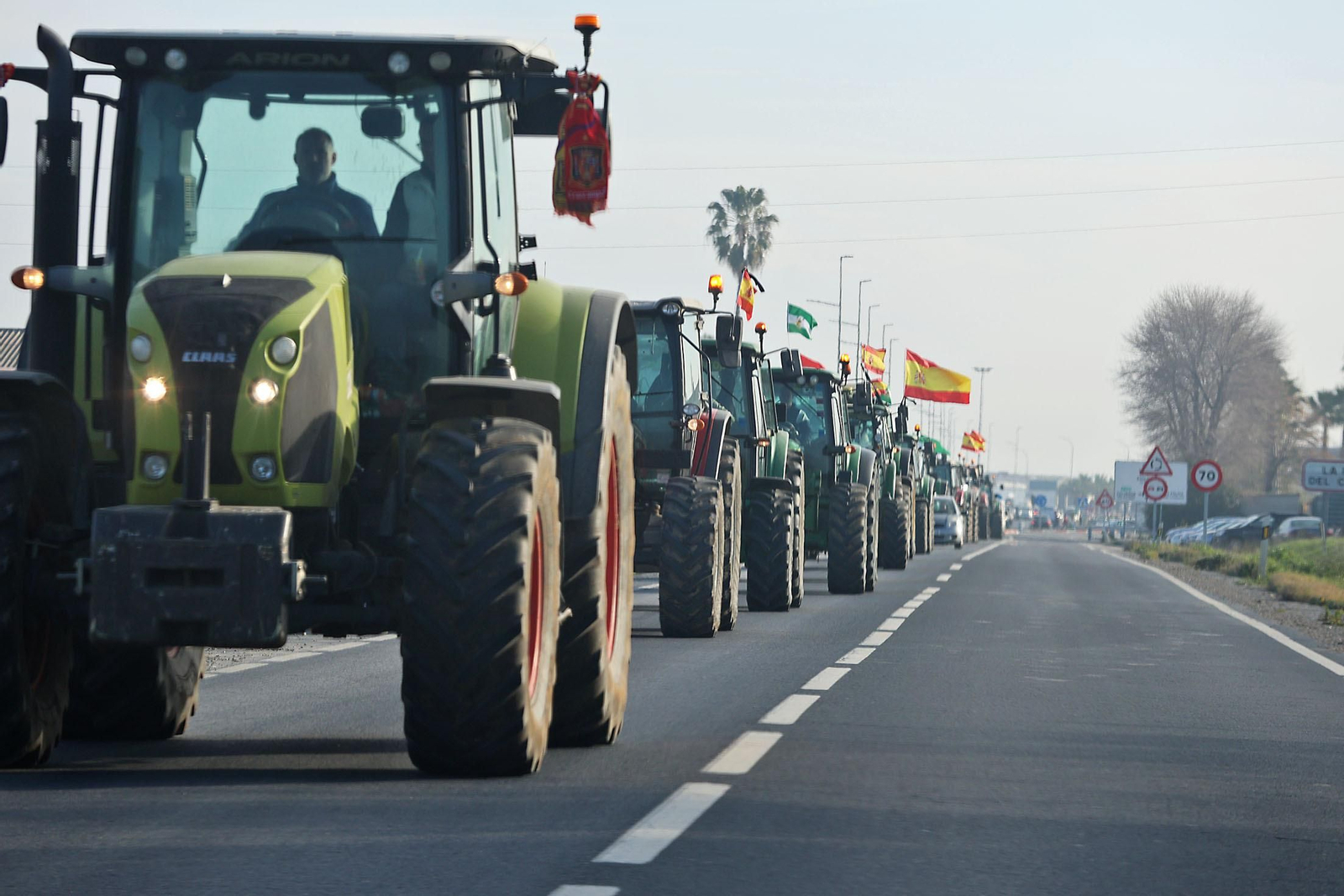 Las imágenes de la tractorada de los agricultores de Huelva este martes