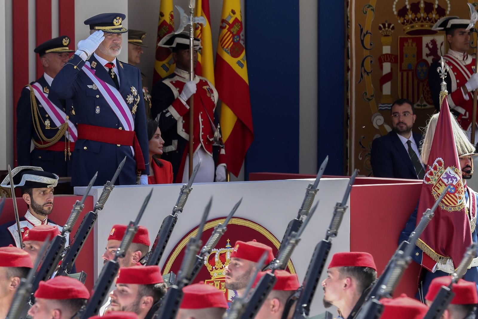 Las imágenes del desfile militar en Oviedo con motivo del Día de las Fuerzas Armadas
