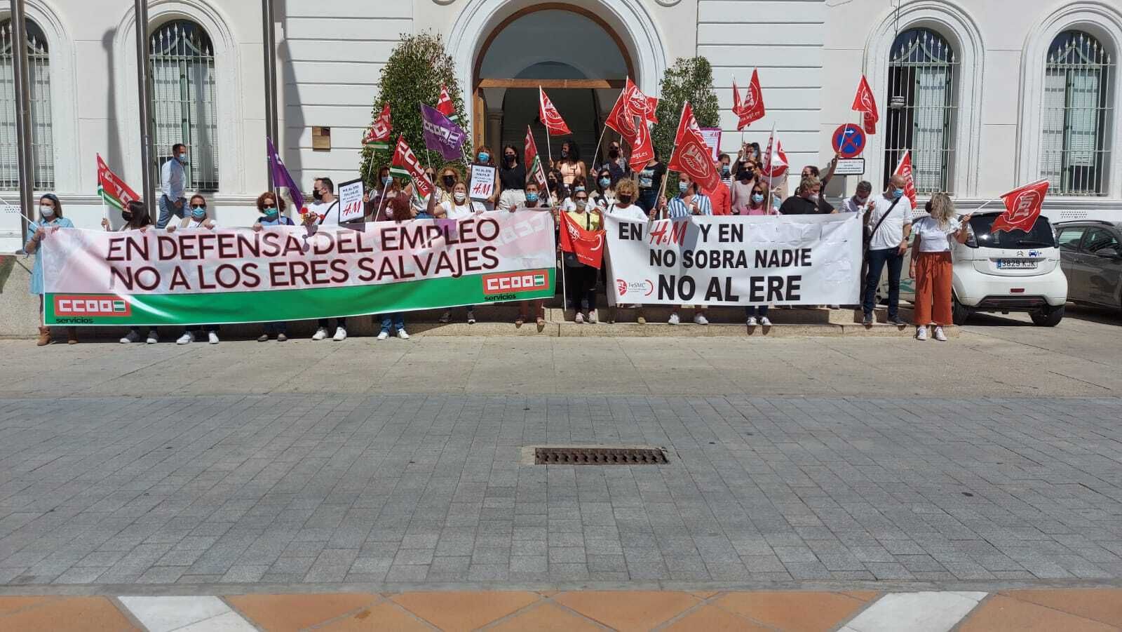 La plantilla de la empresa H&M, en la concentración de protesta.