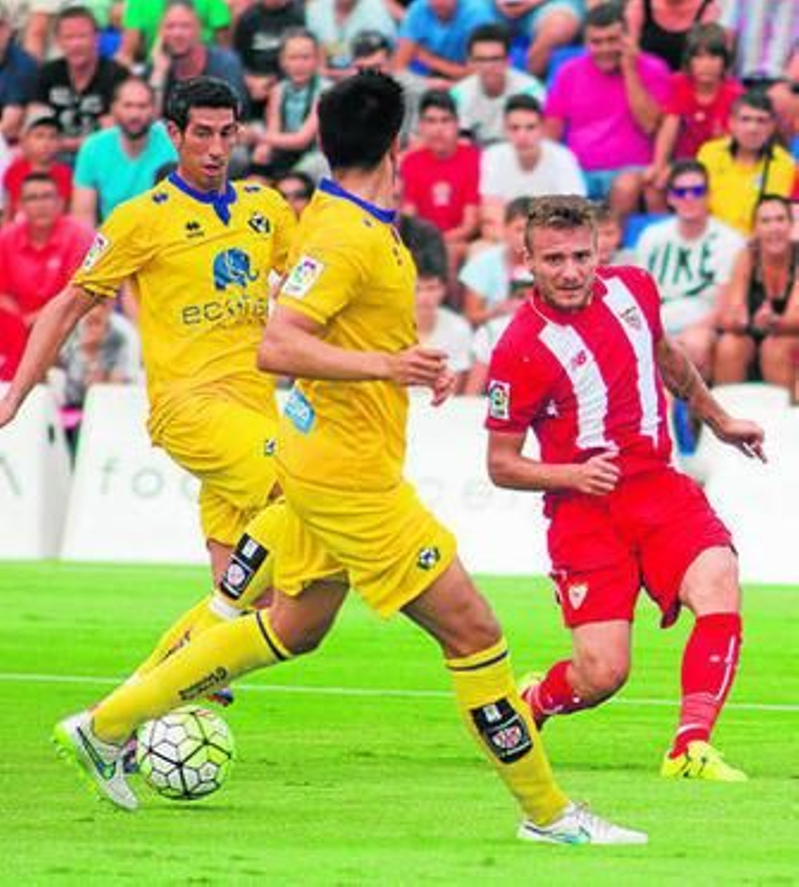 Immobile traza un pase entre los defensas alfareros Nagore y Ramiro.