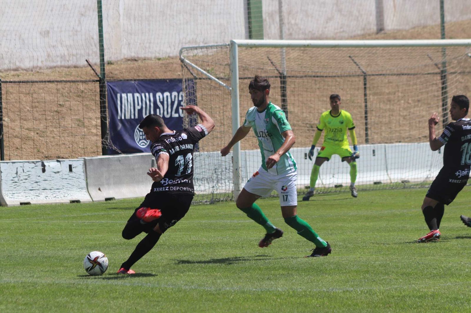 David Grande se dispone a golpear el balón dentro del área.