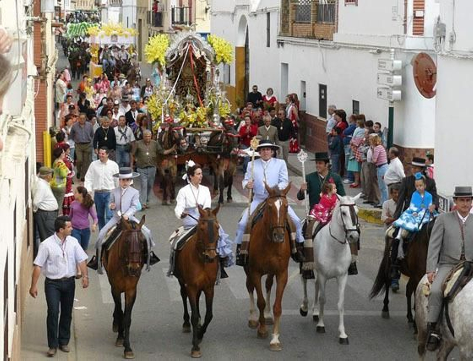 Doce hermandades onubenses iniciaron ayer su peregrinar