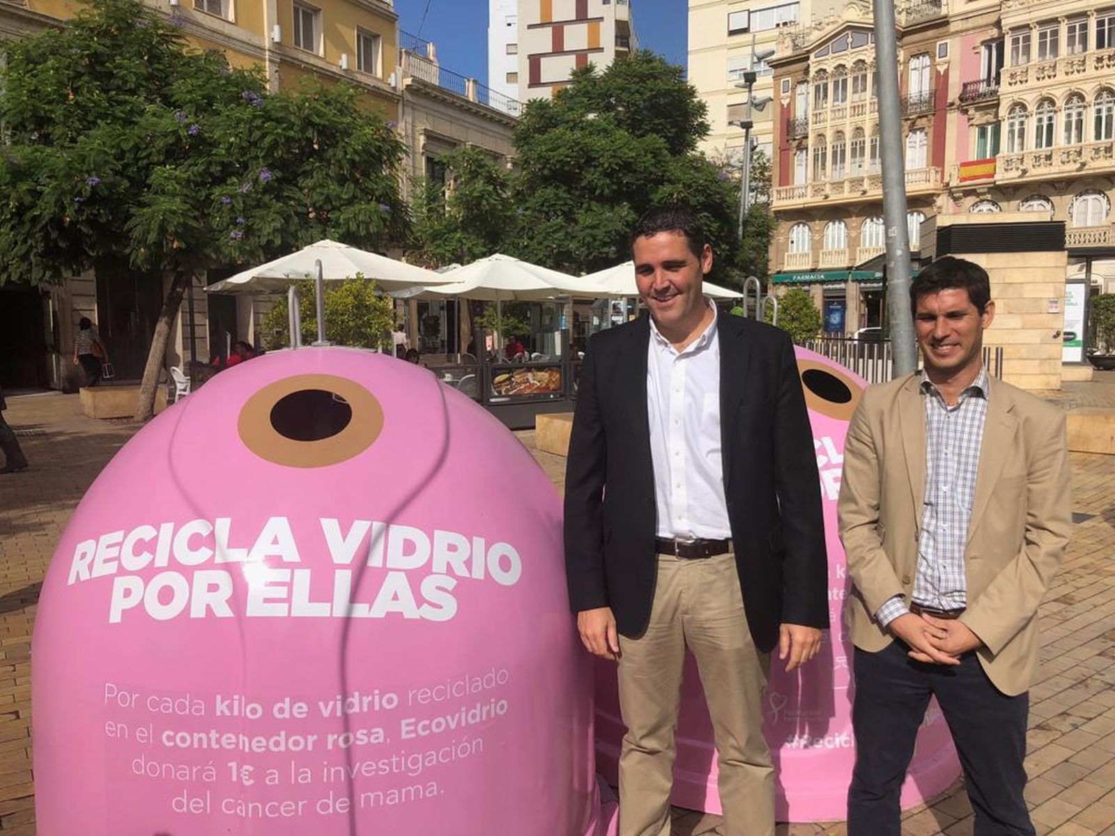 Dos contenedores solidarios en la Puerta de Purchena