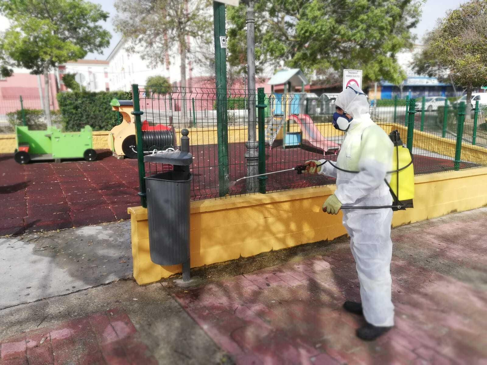 Labores de desinfección en un parque infantil del casco urbano de Chiclana.