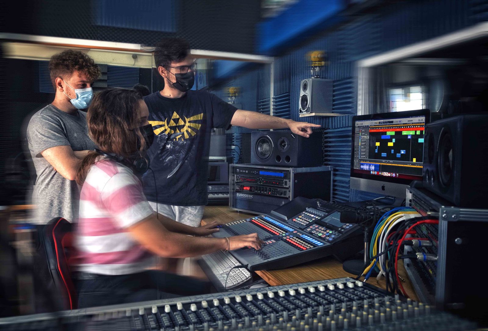 Varios alumnos en una clase de técnico de sonido.