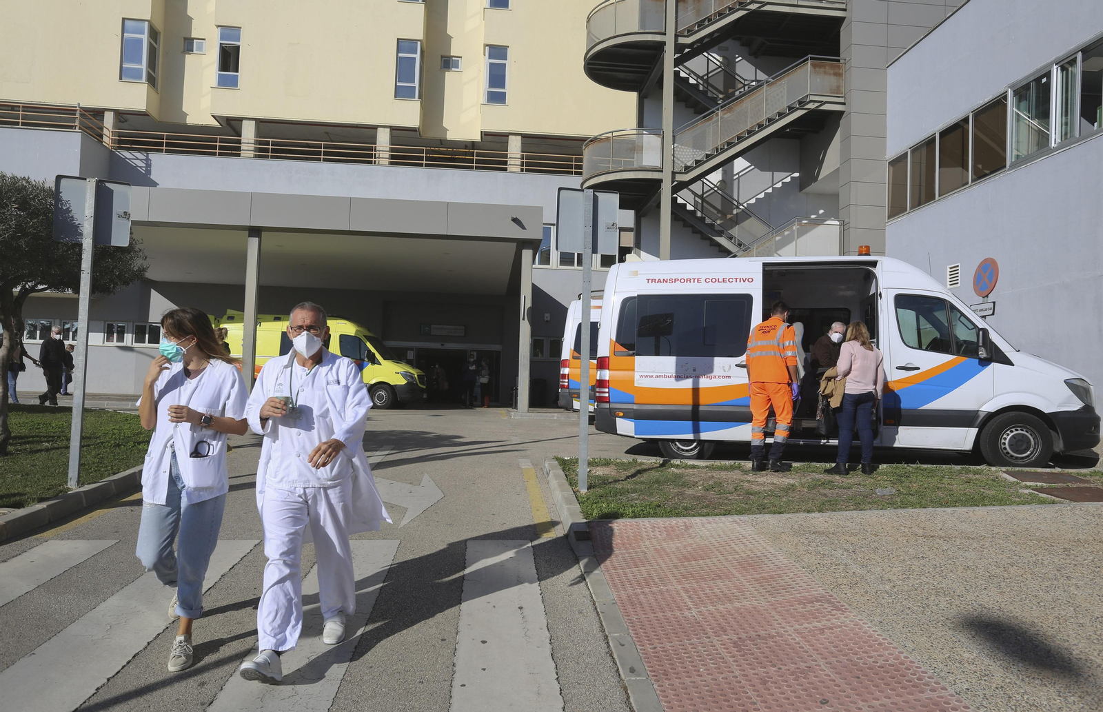 Ambulancias ante el Hospital Clínico.