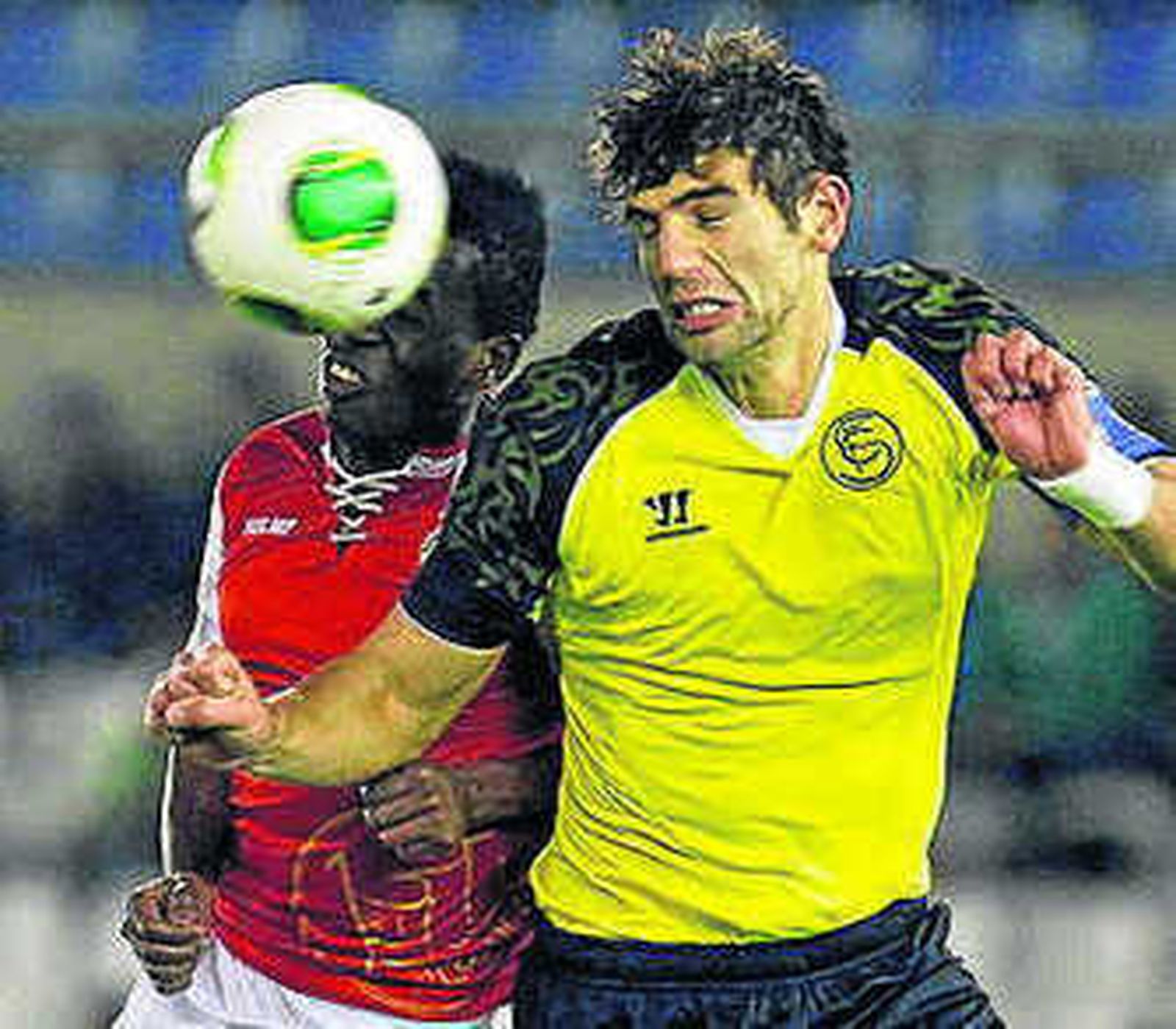 Fazio cabecea el balón ante Koné.
