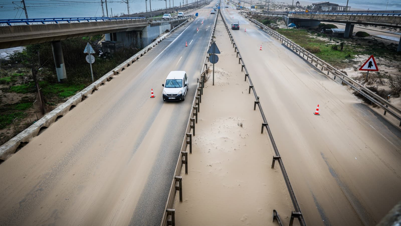 La autovía entre Cádiz y San Fernando, llena de arena por la fuerza de la borrasca Kristin.