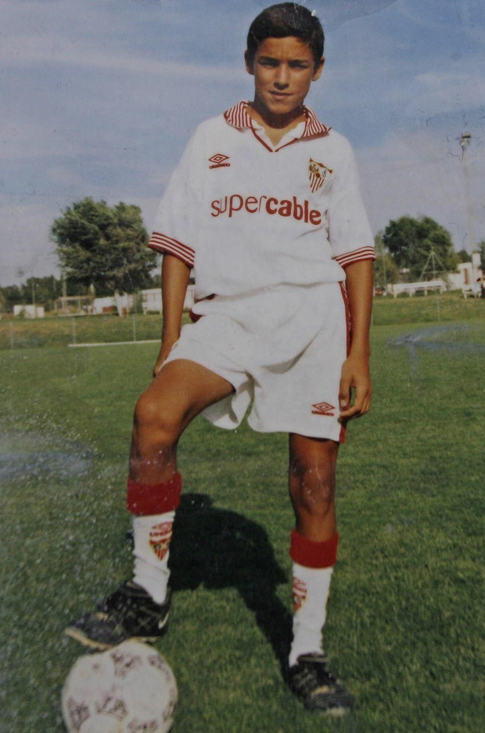 Con su  primera camiseta del Sevilla