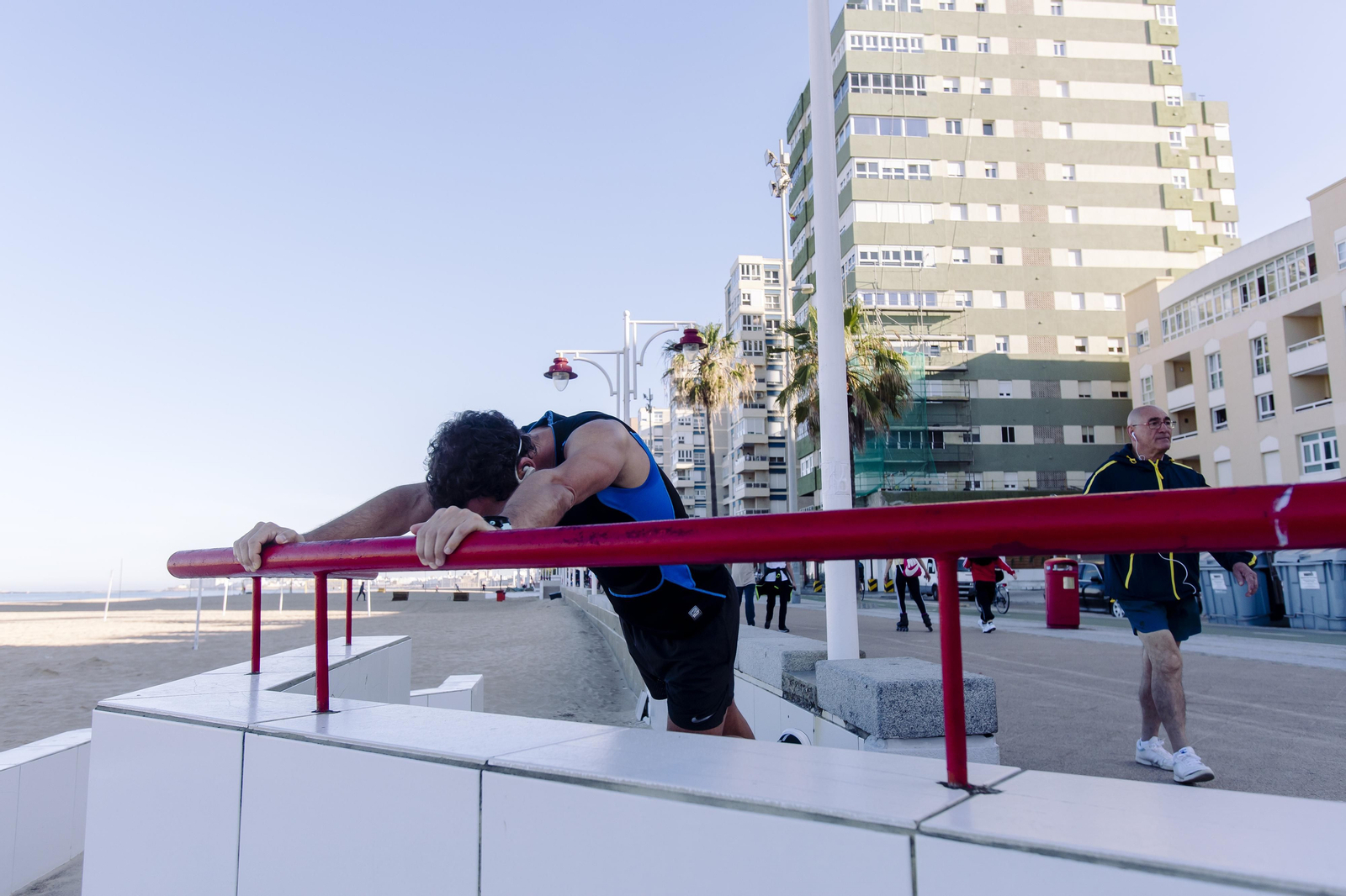Un hombre estira tras hacer deporte
