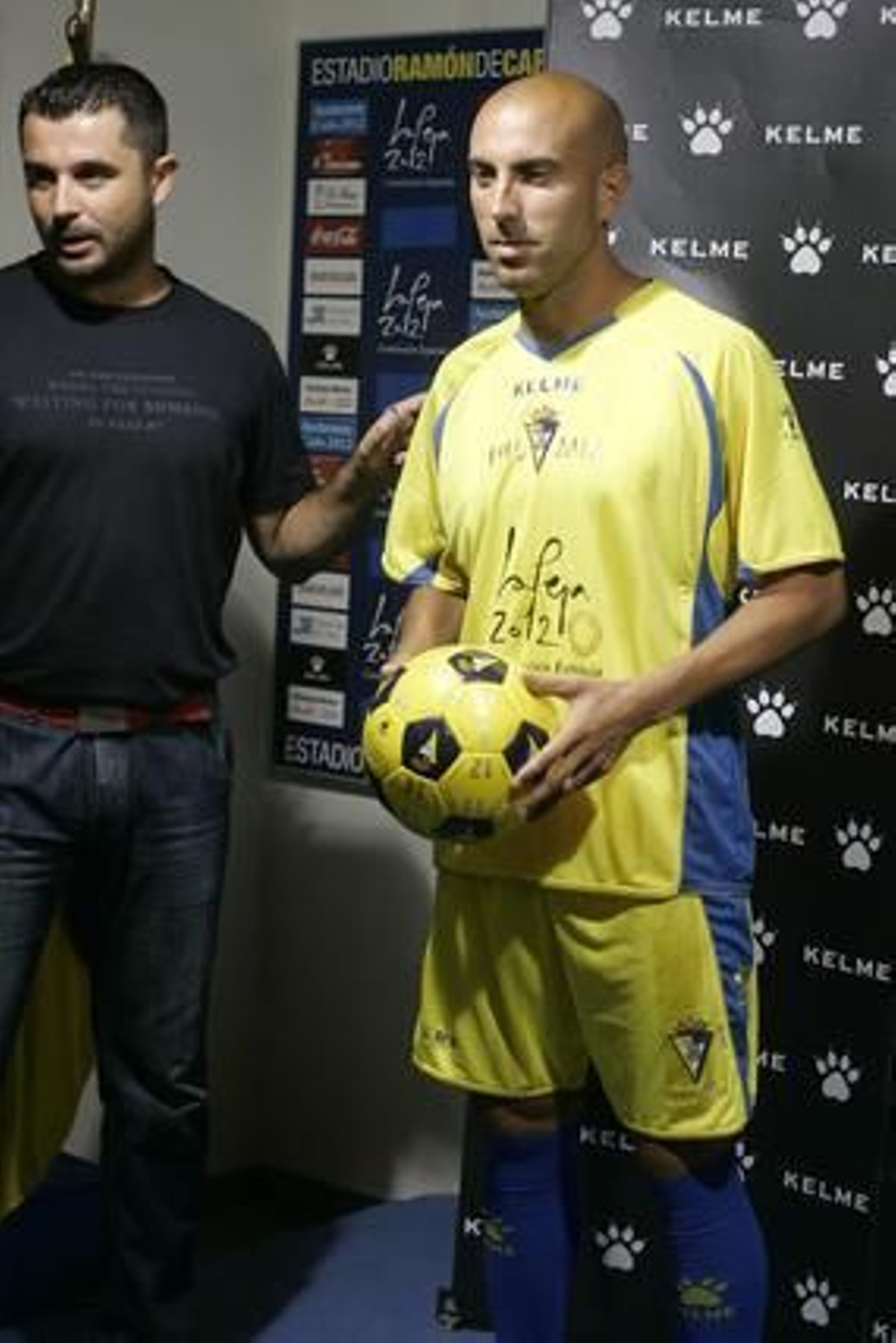 Raúl López posa con la primera equipación. 

Foto: Jesus Marin