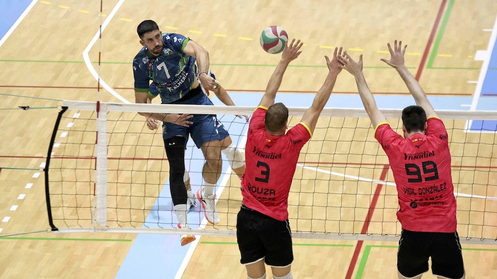 Un jugador ahorrador realiza un remate durante una acción del encuentro de la primera vuelta en el Moisés Ruiz.