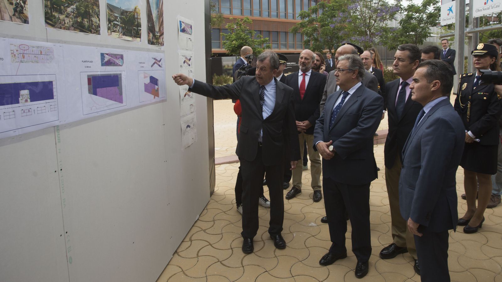 Antonio Cayuela muestra los planos del proyecto para la comisaría.