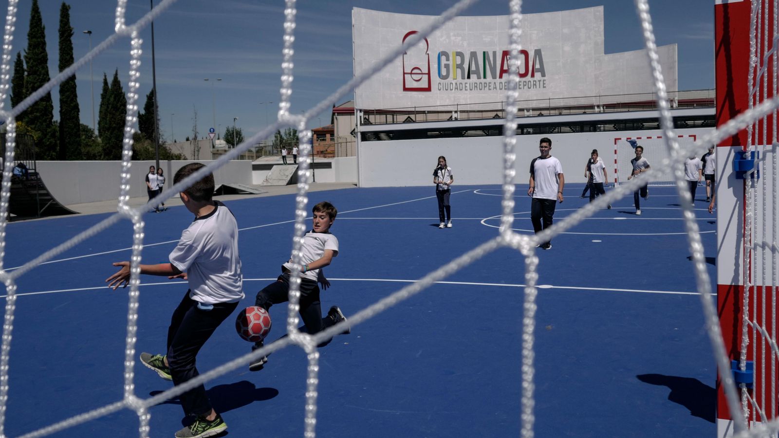 Los escolares ya utilizan las nuevas pistas del antiguo botellódromo