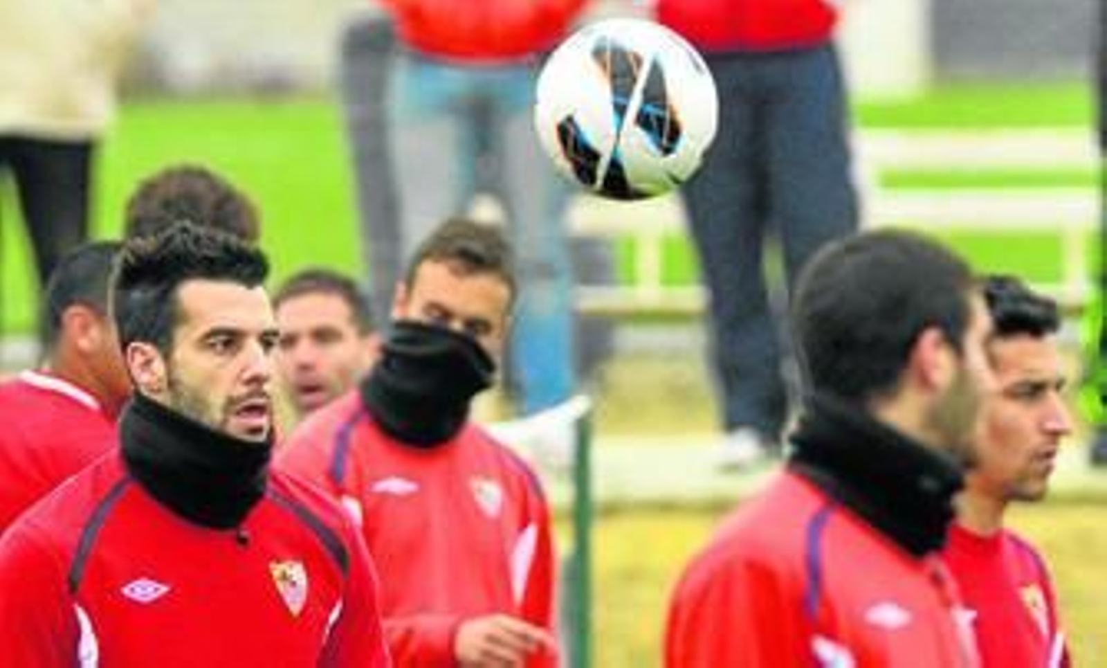 Álvaro Negredo, durante el entrenamiento junto a Cala, Campaña y Jesús Navas en un segundo plano.