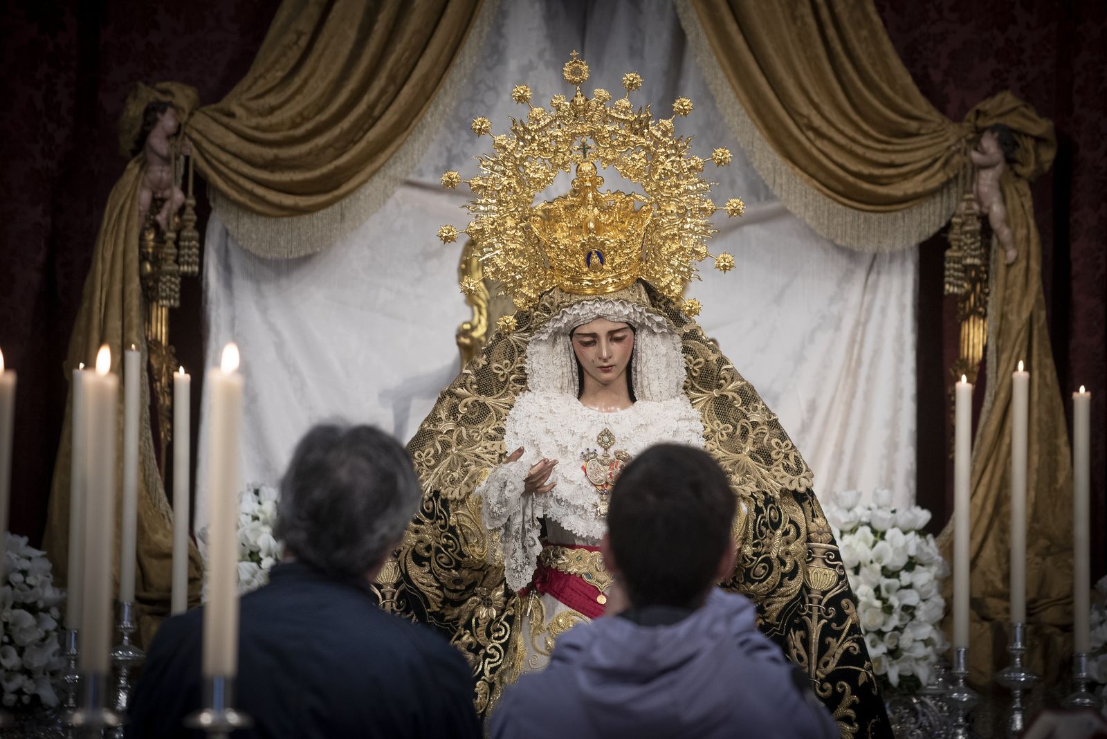 Las imágenes del besamanos de la Virgen de Gracia y Esperanza de San Roque