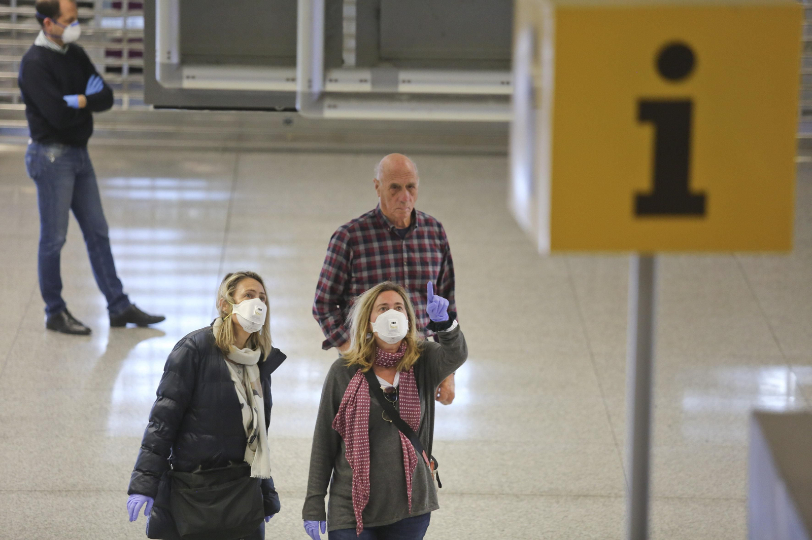 La cuarentena del coronavirus no frena el tráfico de pasajeros en el aeropuerto de Málaga, en fotos