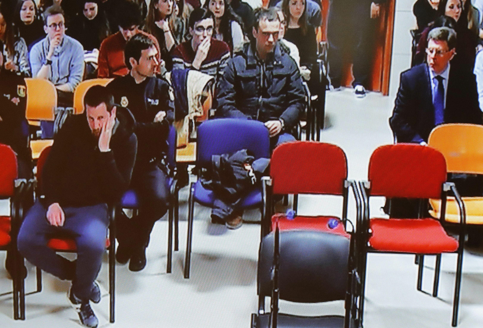 El  Chicle, sentado en el banquillo, bajla atenta mirada de Juan Carlos Quer, a la derecha.