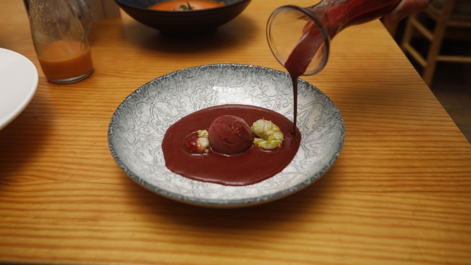 Gazpacho de cerezas, gamba roja acevichada y helado de picotas