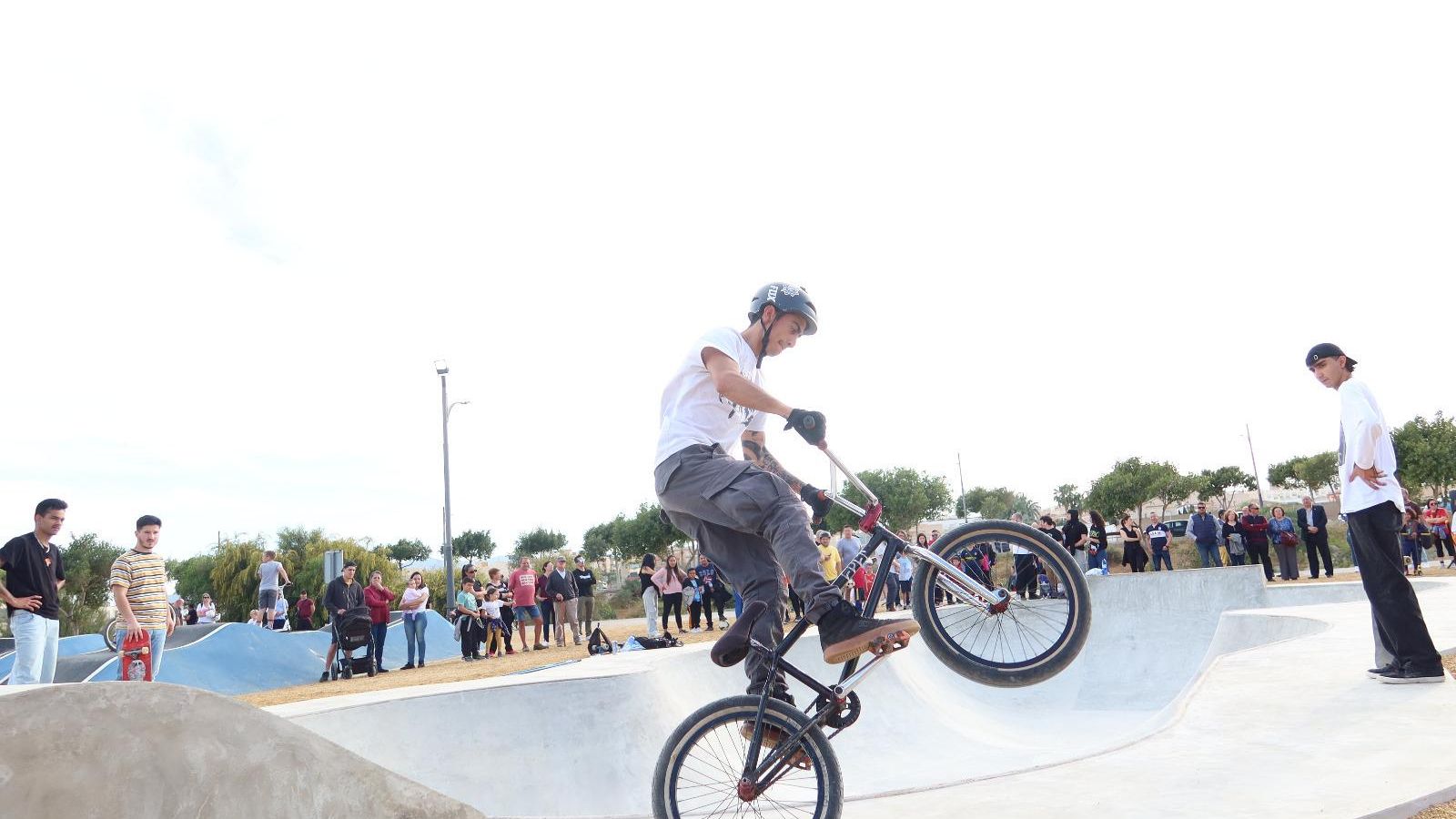 Jóvenes veratenses dieron buena cuenta de las posibilidades que ofrece la nueva bañera de 'skate'.