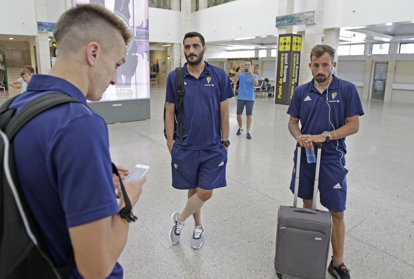 Gesto serio de Güiza (i) y Aitor García antes de pasar a la zona de embarque.