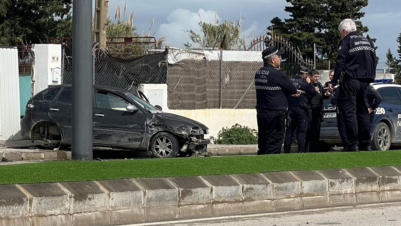 El vehículo que conducía el detenido, tras estrellarse en Camposoto, en San Fernando