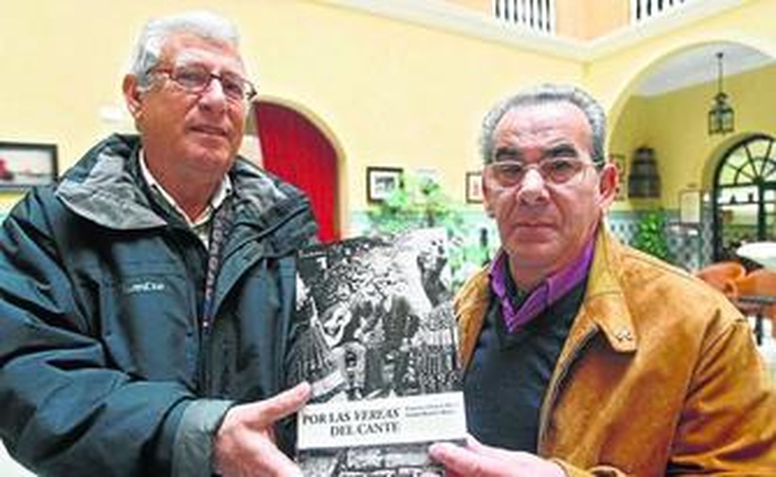 Gabriel Romero y Francisco Dodero posan con un ejemplar de su libro en el Hotel Senator.