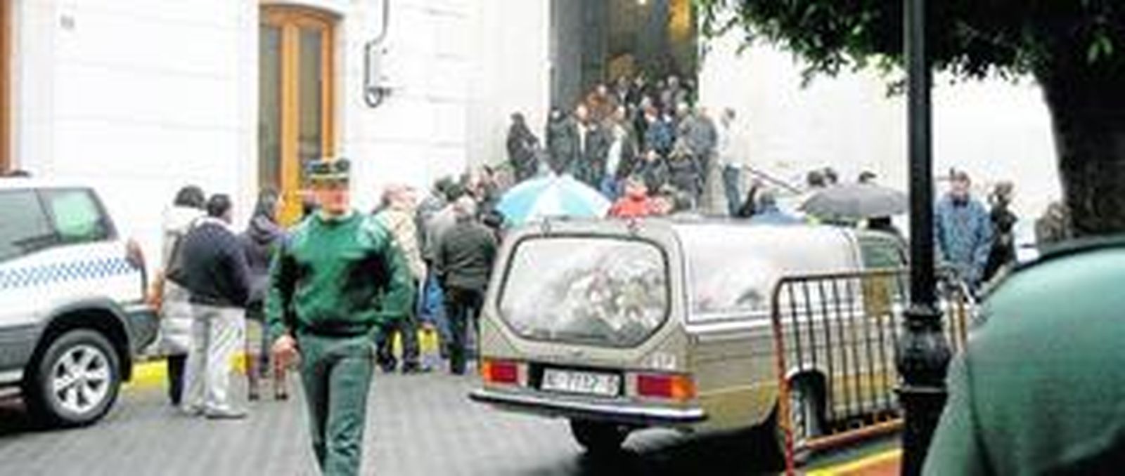 En torno a 500 personas llenaron la iglesia de Santa María en Sorbas acompañando al padre de la pequeña asesinada presuntamente a manos de su madre.