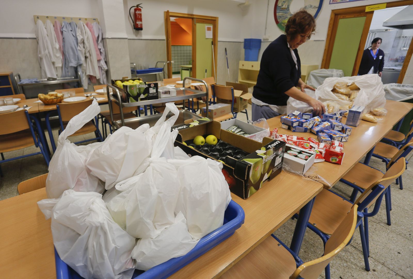 Personal de cocina prepara las bolsas con las meriendas en una imagen de archivo.