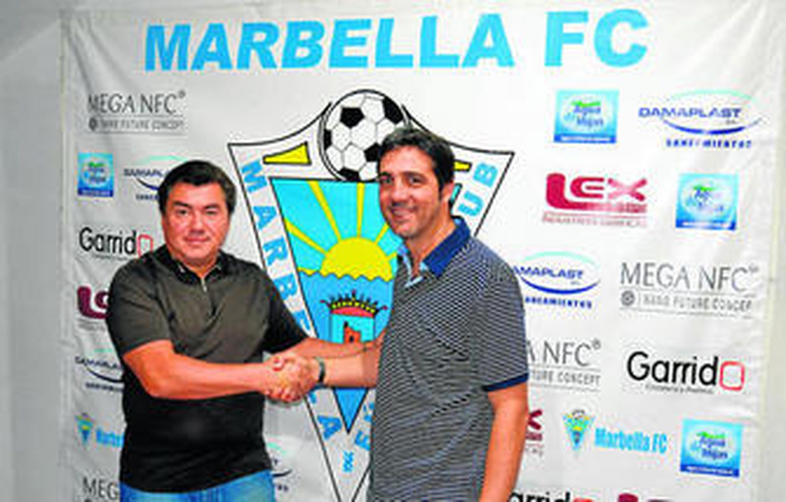 Jaime Molina y Alexander Grinberg se dan la mano.