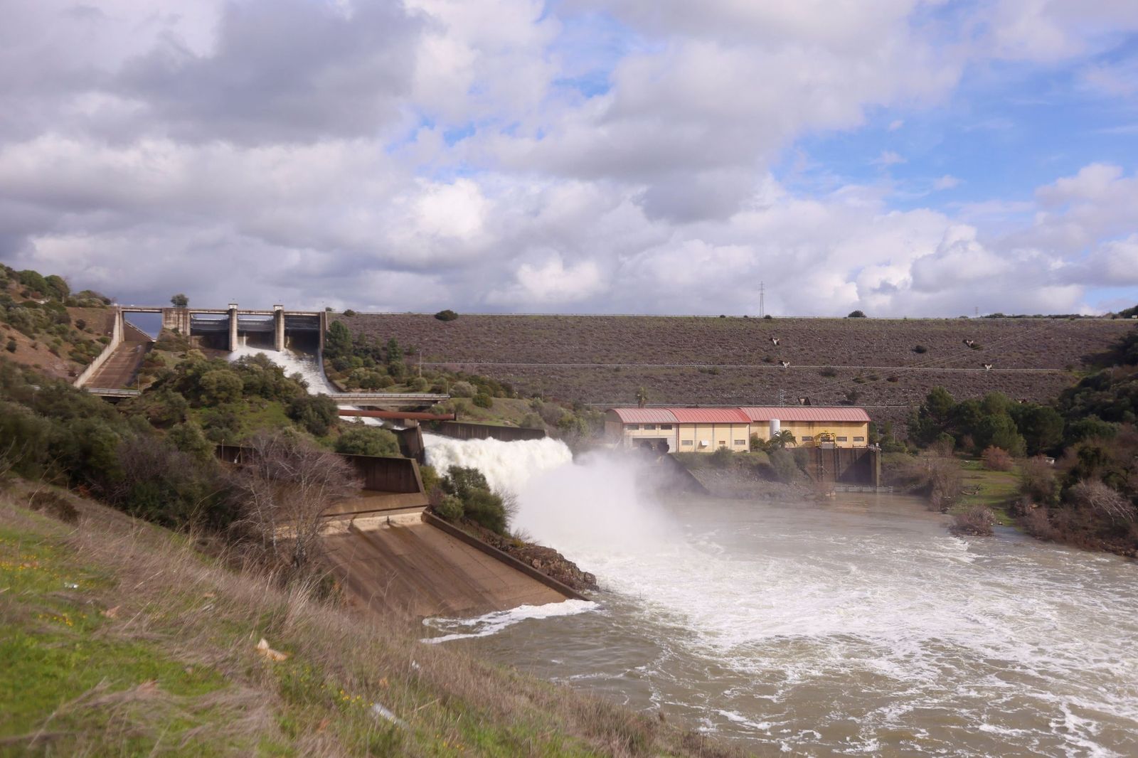 Las espectaculares imágenes del desembalse de San Rafael de Navallana en Córdoba