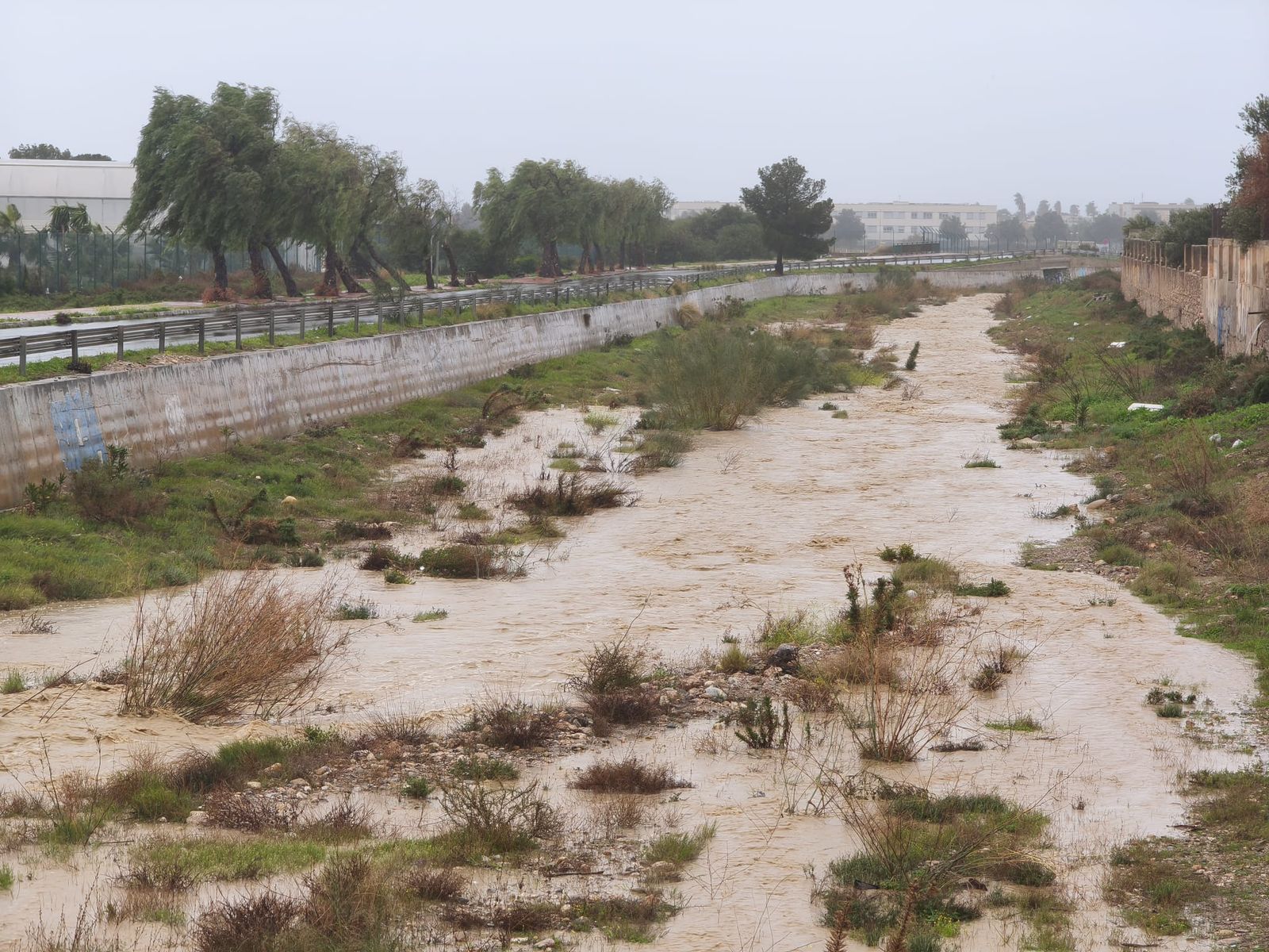 En imágenes: el temporal Kristin mantiene en vilo a toda la provincia de Almería