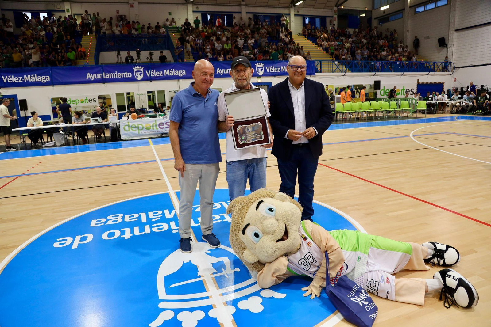 El bonito homenaje a Manolo Rincón durante el Unicaja-Alba