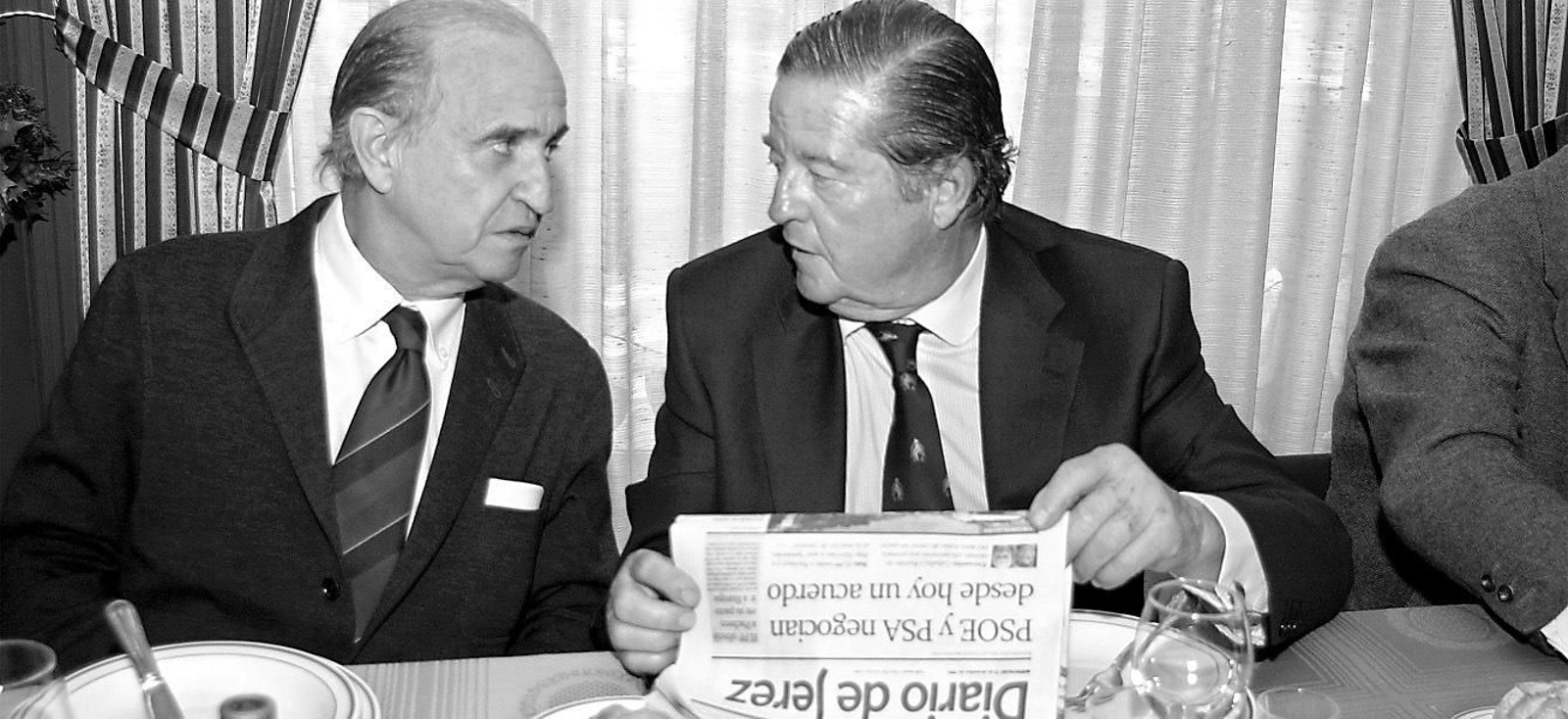 El presidente de la Real Gran Peña el marqués de Quintanar junto a Miguel Primo de Rivera el día en que fue nombrado socio de honor de la Diáspora Jerezana en Madrid. 17 de diciembre de 2004.