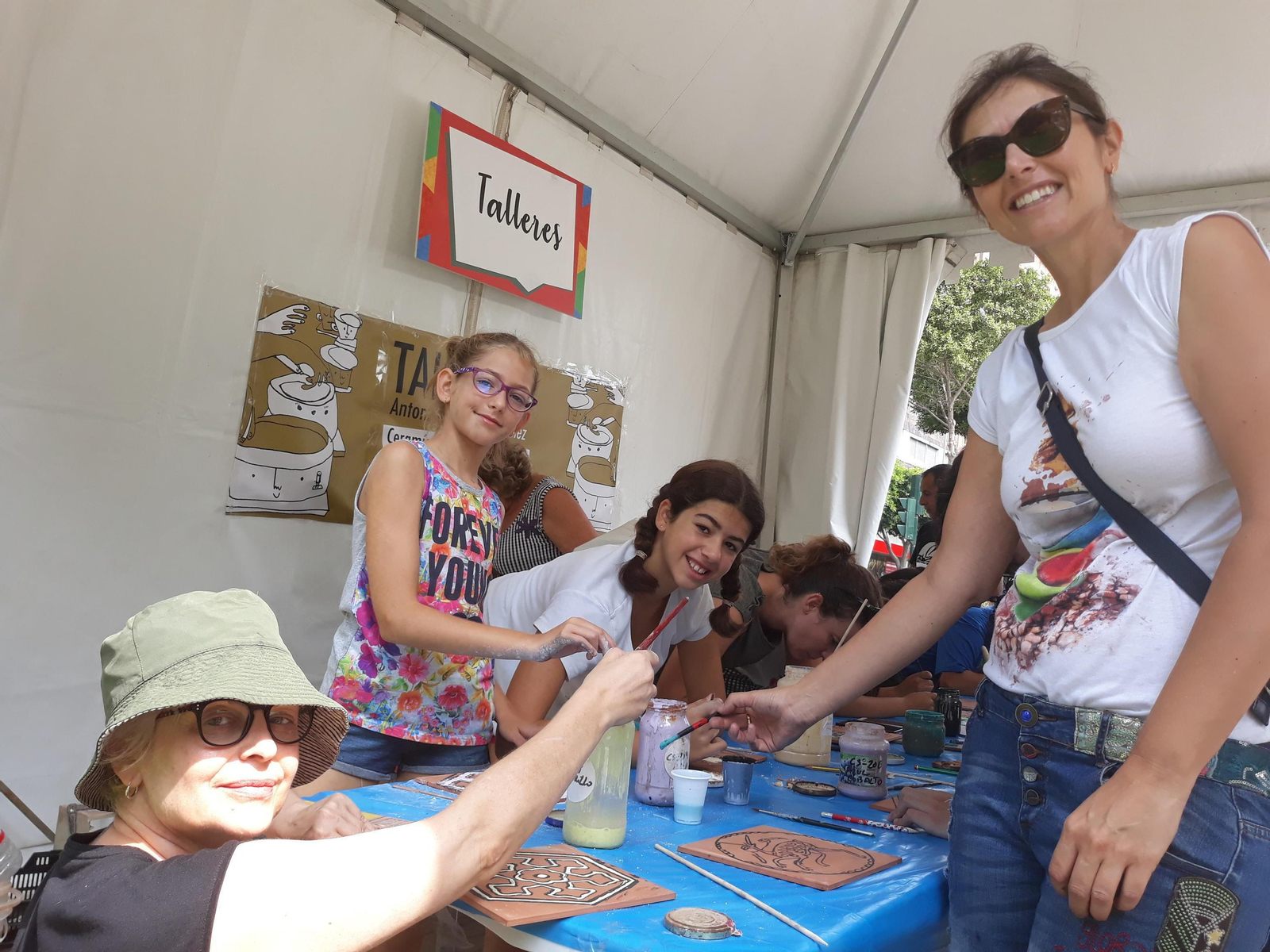 Varias de las alumnas posando para Diario de Almería mientras trabajan.