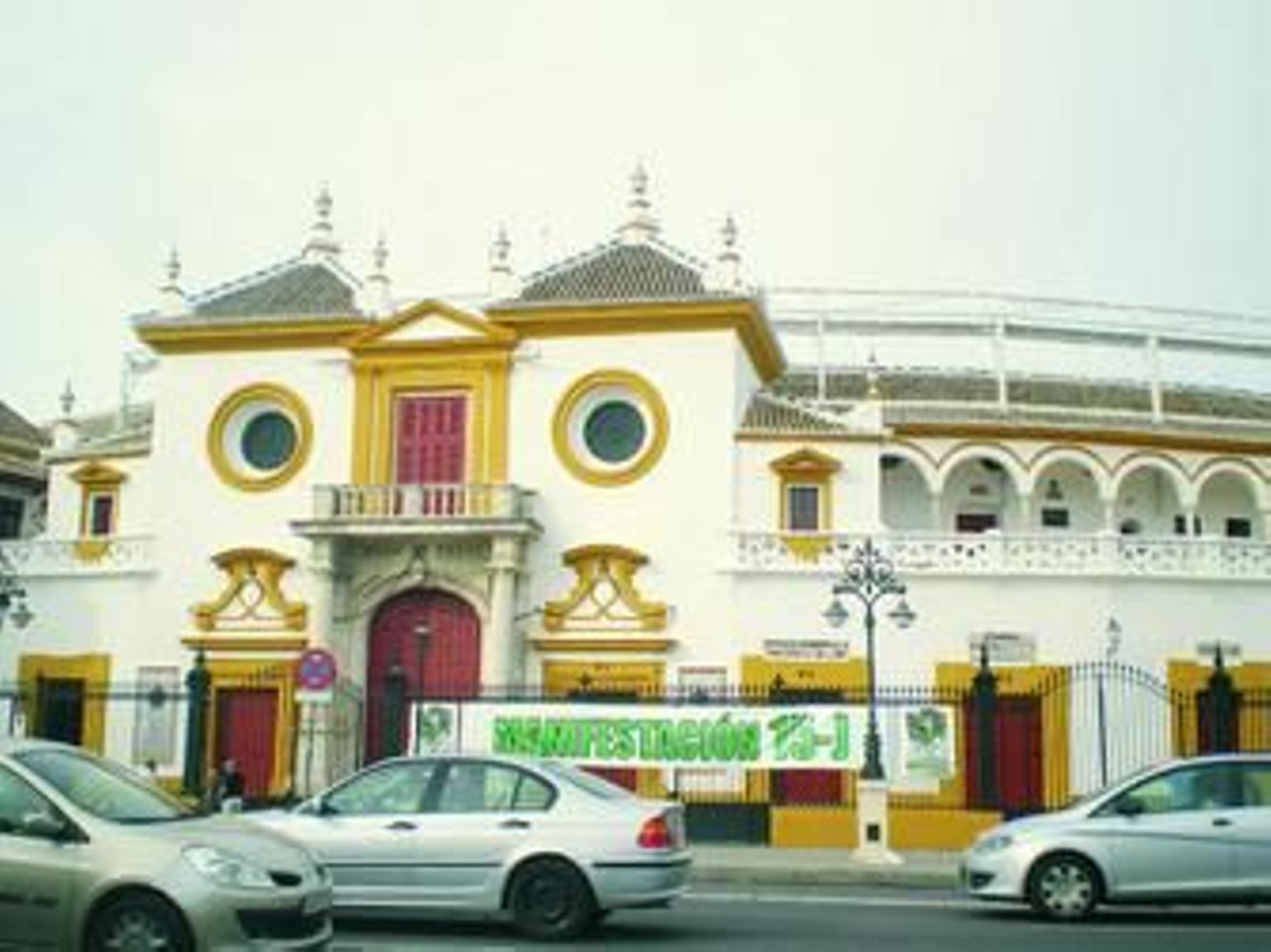 La Maestranza, con el cartel de la manifestación.