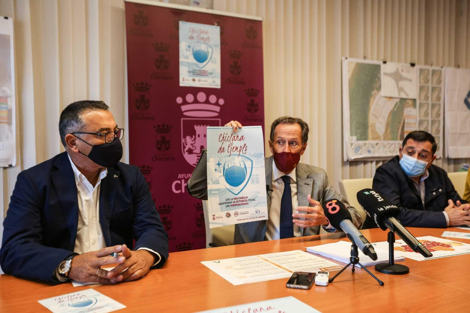 José María Román sostiene un cartel de la campaña acompañado de Antonio Junquera y Vittorio Canu.