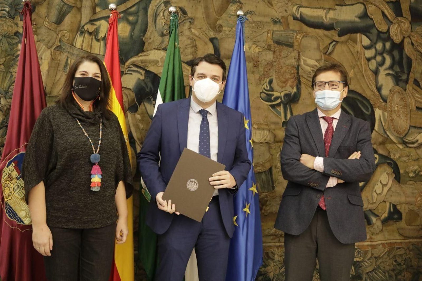 Firma del acuerdo entre el Ayuntamiento y la Fundación la Arruzafa.