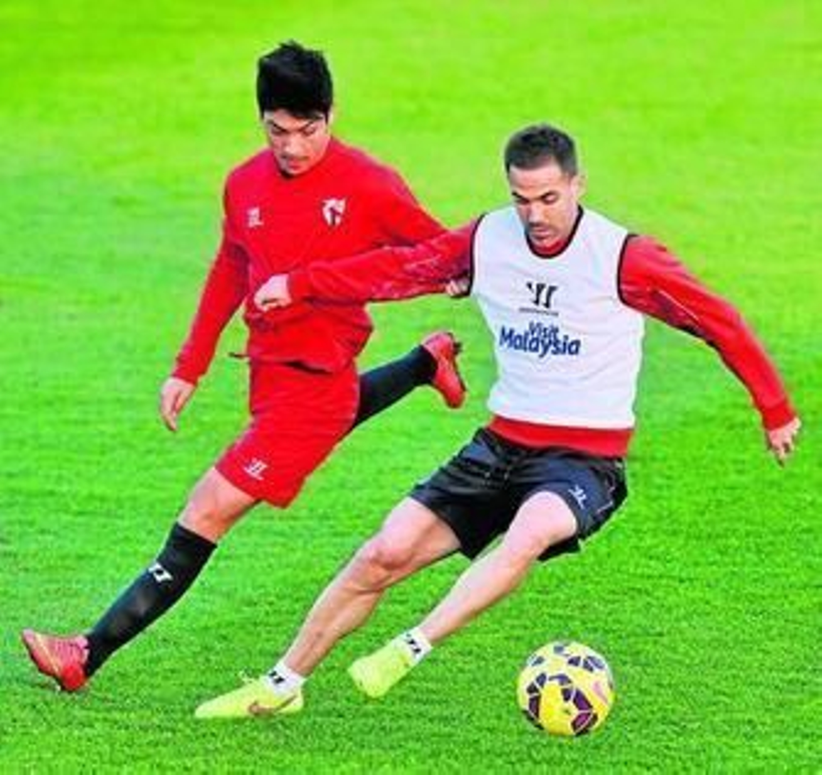 Fernando Navarro, ante Borja Lasso, en un partidillo con el filial.
